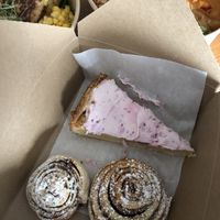 Himbeer Käsekuchen + Zimtschnecken (vegan)  at Lille Hus in Mainz