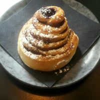 Vegane Zimtschnecke mit Blaubeeren at Lille Hus in Mainz
