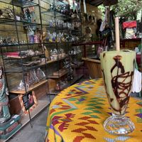 Avocado-Saft bestellt und etwas mit Schokolade bekommen: lecker, aber wahrscheinlich nicht vegan  at Global Village Kafe in Lovina