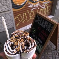 Veganes Eis mit Manner-Waffel Geschmack und Peanut Butter at Delabuu Ice Cream in Berlin