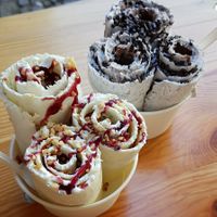 Vegan ingredients: Kiwi, mango, raspberry sauce, hazelnut sprinkles at Delabuu Ice Cream in Berlin