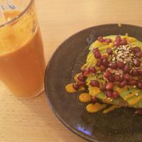 Immunity juice and avocado toast at roots - Schanzengraben in Zurich