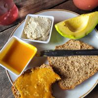 avocado, sunflowerseed cheese, marmelade at Casa Loma in Minca