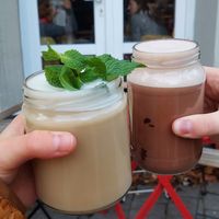 Der beste Chai Latte ever und eine super tolle heiße Schokolade 😋 at In Guter Gesellschaft in Hamburg