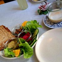 Frühstück Nr. 2 mit fast leerem Milchkaffee 😉 at In Guter Gesellschaft in Hamburg