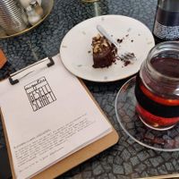 Halber veganer brownie, ostfriesentee (schwarztee), premium cola. Yumm!! at In Guter Gesellschaft in Hamburg