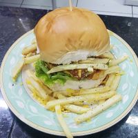 Parmegiana Vegan. Queijo vegano, alface,  molho de tomate, batata frita e hamburguer de kafta at Friitz in Mogi Das Cruzes