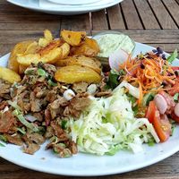 Vönerteller mit Kartoffelspalten at Cafe Affenbrot in Luebeck