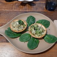 Tartaletas de brócoli y cebolla at Enkuentro Cocina Natural in Castellon De La Plana