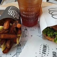 Guac burger - fries 50/50 - iced tea at By Chloe - Tower Bridge in London