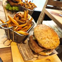 Burgers at L'Embargo in Toulouse