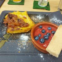 Sunday brunch part 1 : pain perdu and kind of strawberry soup at L'Embargo in Toulouse