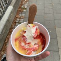 Großer Frozen Yogurt mit Erdbeer- und Mangopüree  at Erna & Käthe - Kastanienallee in Braunschweig