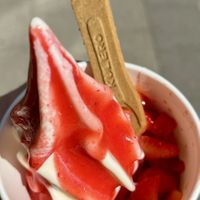 Frozen Joghurt mit Erdbeersoße und Erdbeeren  at Erna & Käthe - Kastanienallee in Braunschweig