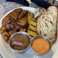 Assiette déjeuner (patates, bacon de tempeh, tofu, compote de pomme, pain,…)  at Cafe Jardin in Verdun