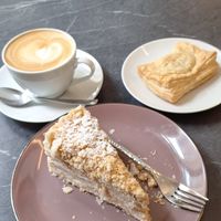 Napoleon (mil folhas), folheado de cogumelos e capuccino at Mazā Terapija in Riga