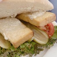 sándwich de tofu con exceso de mayonesa   at Mazā Terapija in Riga