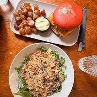 Tofu kimchi burger en de portobellopasta at Mazā Terapija in Riga
