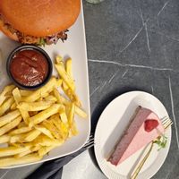 Sehr guter Burger und Kuchen at Mazā Terapija in Riga
