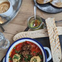 Veganuka (veganes Shakshuka) + Sauerteigpancakes / Capuccino mit Hafermilch / Free Tapwater at Cafe Frühling in Basel