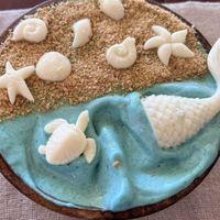 Ocean bowl (banana+spirylina). This is not vegan as decorations are made of white chocolate. And menu says it is.  at Luca Loko in San Juan Siquijor