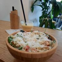 Cheeze kapsalon sweet potato fries en vegan cheeze plus Island Smoothie at Miss Nice Banana in Gouda