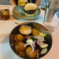 Hamburguesa y bowl at NicPic in Malaga