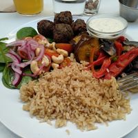 Plato completo con albóndigas, ensalada, arroz y verduras.  at NicPic in Malaga