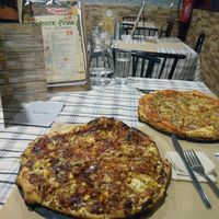 pizzas at Rustic Fusion in Madrid