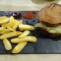 Hamburguesa con patatas at Rustic Fusion in Madrid