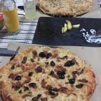 Margharita & ‘pepporoni’ pizzas with not many fries left over ⭐️ all vegan! at Rustic Fusion in Madrid