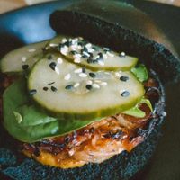 buns au charbon et crudités (entrée) at Les Mauvaises Herbes in Lyon