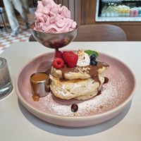 Pancakes mit Schokocreme , Lotuscreme , Frischkäse , Obst und Sahne at Jord in Malmo