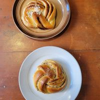 Top: kanelbulle, bottom: Kardamombulle at Bageri Leve in Malmo
