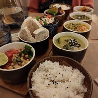 Nous avons choisi de prendre l'option "full table". Tous les plats de la carte dans des petits bols. C'était super bon, des saveurs nouvelles et super bonnes ! Merci infiniment ! at Riz Riz - Marais in Paris