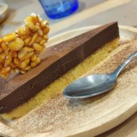 Incroyable Chocolate

dark chocolate ganache on a base of almond crumble, raspberry, peanut nougatine & caramel puffed rice at Riz Riz - Marais in Paris