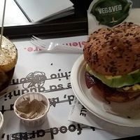 Vegan Popeye Burger and Potatoe Wings at Veg&Veg in Rome