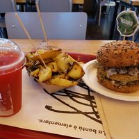 Cicerone burger with potatoes and juice at Veg&Veg in Rome