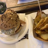Burger “Casablanca” and potato wedges at Veg&Veg in Rome