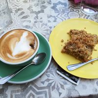 Café crémeux soja et crumble vegan at Milwaukee Cafe in Biarritz