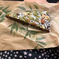 Vegan dadelkoek   at De Bionier in West-terschelling