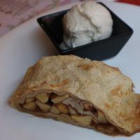 Strudel de manzana con helado vegano  at Raices in Granada