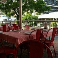 outside seating at Arrivederci Pizzeria in Milton