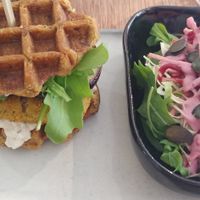 Lentil patty 'wurger' & side salad at B-Nut Brasschaat in Brasschaat