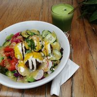 Salat mit Falafeln und Detox Saft at La Paloma in Ibiza