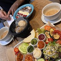 Vegane Platte und großer Cappuccino mit Hafermilch  at Nah am Wasser - Charlottenburg in Berlin