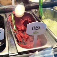 Helados veganos de chocolate, fresa y manzana verde. at Vacanze Romane in Santander