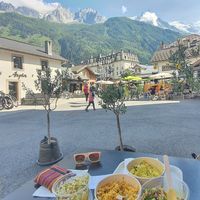 terracita del local para comer disfrutando de las visitas at Organic Epicerie in Chamonix-mont-blanc