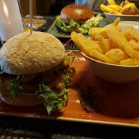 Vegan crispy chick'n burger with avocado and mango chutney at Peter Pane - Invalidenstr in Berlin