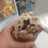 Oreo and almond ice cream, both vegan at Yummy Helados in Malaga